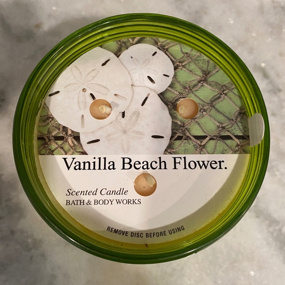 NWT BBB Vanilla Beach Flower 3-Wick Candle - Picture 2 of 3